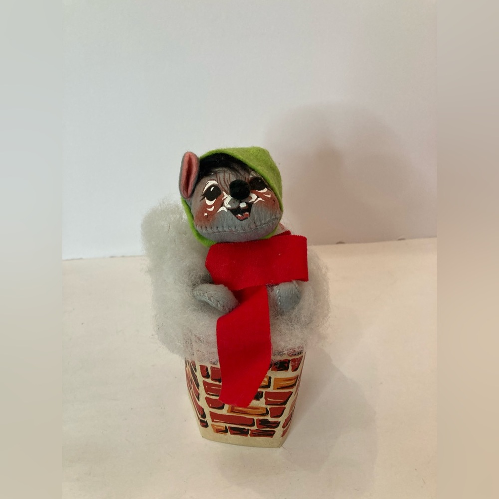 Annalee Mobilitee christmas mouse in chimney